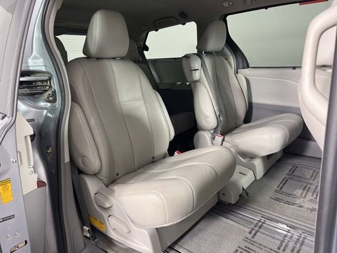 Used 2013 Toyota Sienna XLE image 32