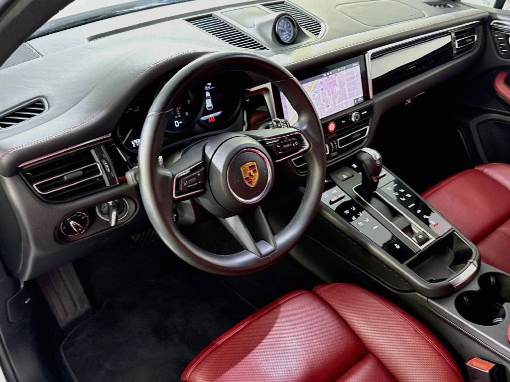 Certified 2025 Porsche Macan AWD/4WD image 4
