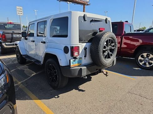 Used 2017 Jeep Wrangler Unlimited Sahara AWD/4WD image 4