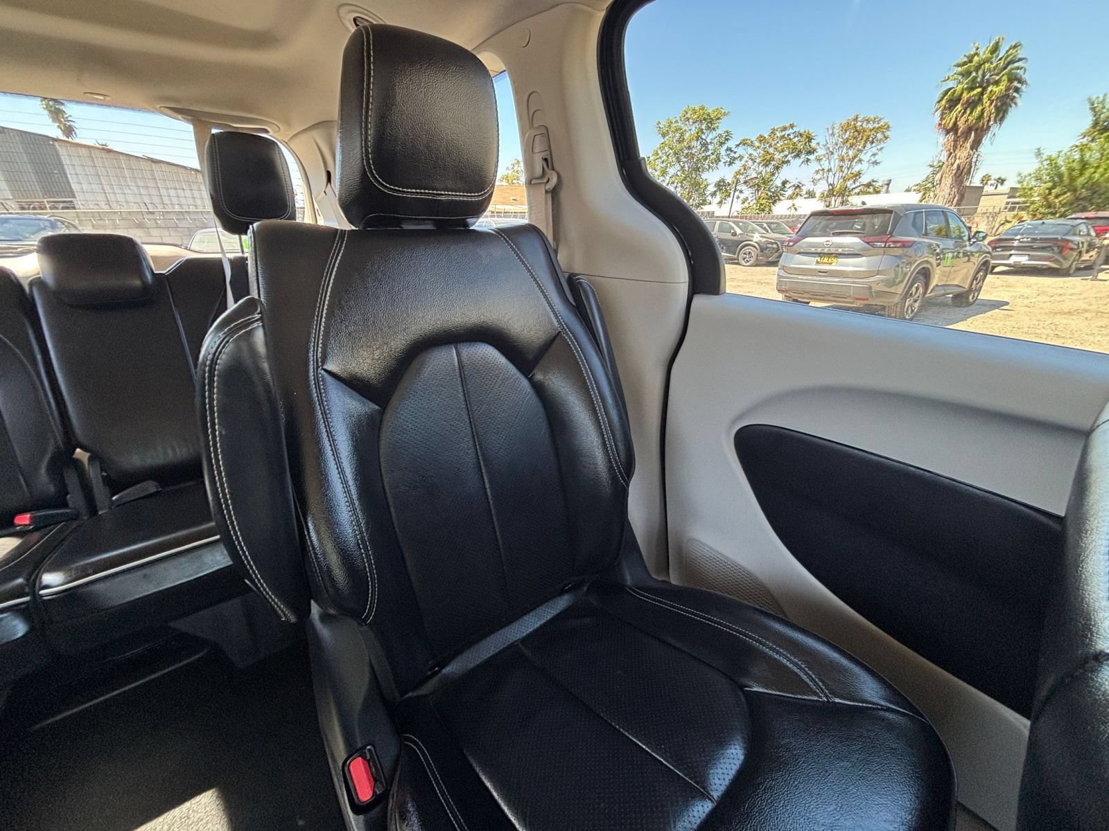 Used 2023 Chrysler Pacifica Limited FWD image 41