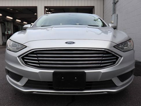 Used 2018 Ford Fusion SE FWD image 2