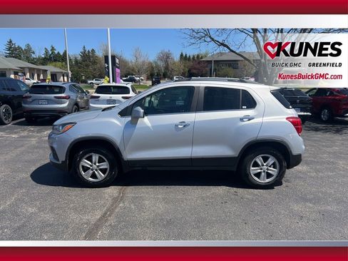 Used 2020 Chevrolet Trax LT w/ LT Convenience Package FWD image 9