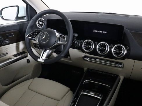 Used 2026 Mercedes-Benz GLA 250 4MATIC image 3