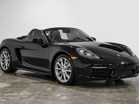 Used 2017 Porsche 718 Boxster RWD image 10