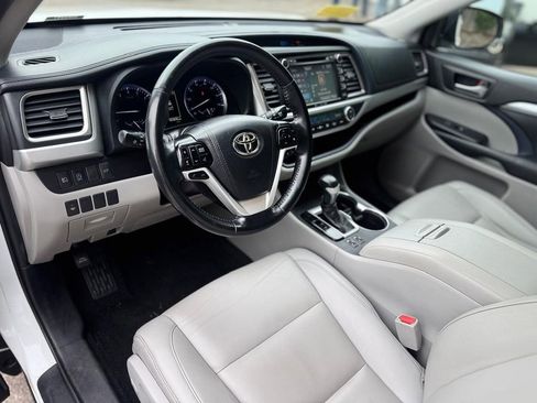 Used 2019 Toyota Highlander XLE AWD/4WD image 14