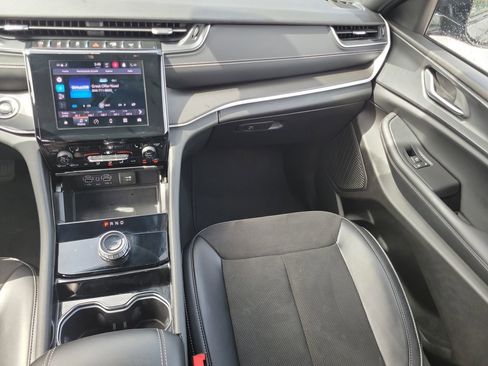 Used 2023 Jeep Grand Cherokee Altitude image 14