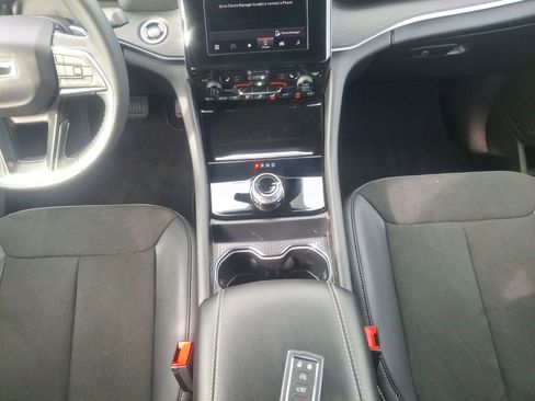 Used 2025 Jeep Grand Cherokee L Altitude image 12