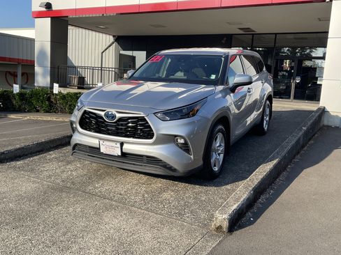 Used 2022 Toyota Highlander LE AWD/4WD image 3