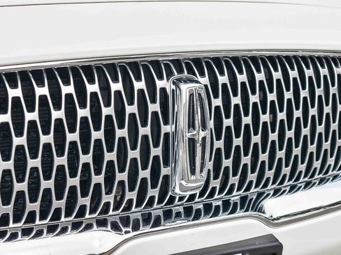 Used 2022 Lincoln Nautilus Reserve w/ Luxury Package image 9