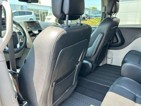 Used 2015 Chrysler Town & Country Touring w/ Driver Convenience Group FWD image 19