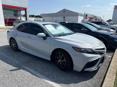 Used 2023 Toyota Camry SE w/ Cold Weather Package FWD image 4