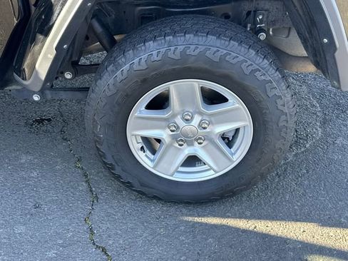 Used 2022 Jeep Gladiator Sport image 25