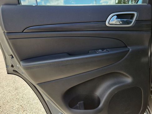 Used 2022 Jeep Grand Cherokee Laredo X image 10