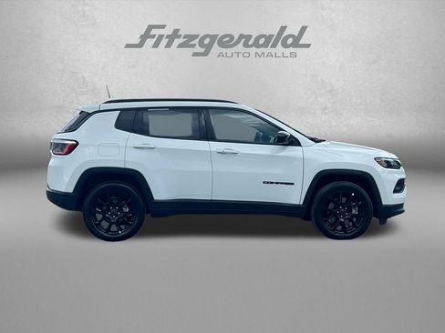 Used 2025 Jeep Compass Latitude w/ Convenience Group AWD/4WD image 3