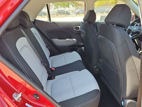 Used 2024 Hyundai Venue SEL FWD image 18