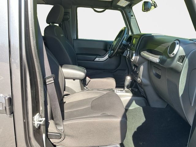 Used 2018 Jeep Wrangler Unlimited Sahara w/ Connectivity Group AWD/4WD image 17