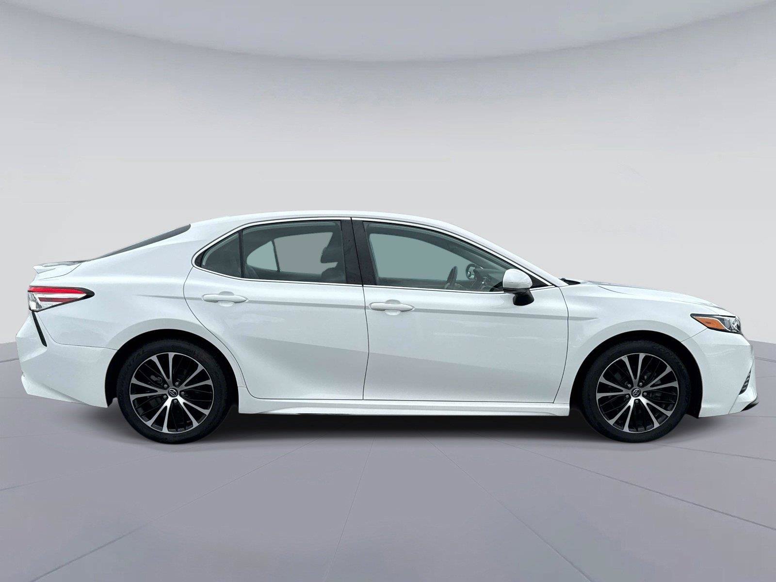Used 2020 Toyota Camry SE FWD image 2