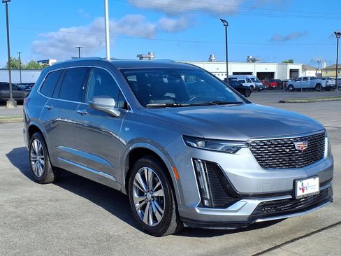 Used 2025 Cadillac XT6 Premium Luxury w/ Technology Package FWD image 3