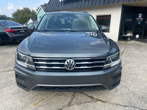 Used 2020 Volkswagen Tiguan SE image 2