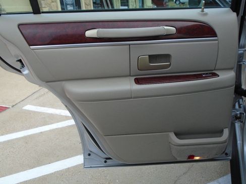 Used 2004 Lincoln Town Car Signature image 29