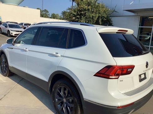 Used 2022 Volkswagen Tiguan SE w/ Panoramic Sunroof Package AWD/4WD image 10
