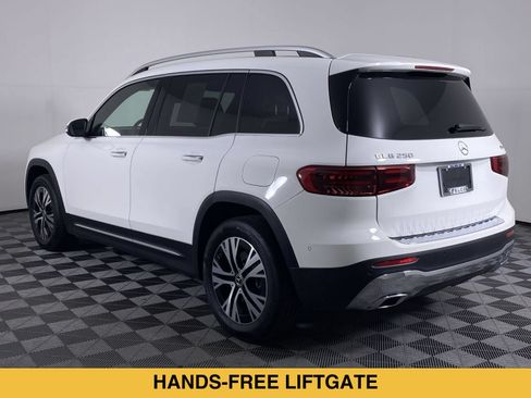 Used 2025 Mercedes-Benz GLB 250 4MATIC image 17
