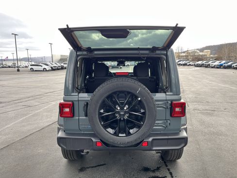 Used 2025 Jeep Wrangler Sahara image 12