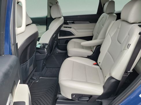 Used 2024 Kia Telluride S w/ S Sunroof Package FWD image 9