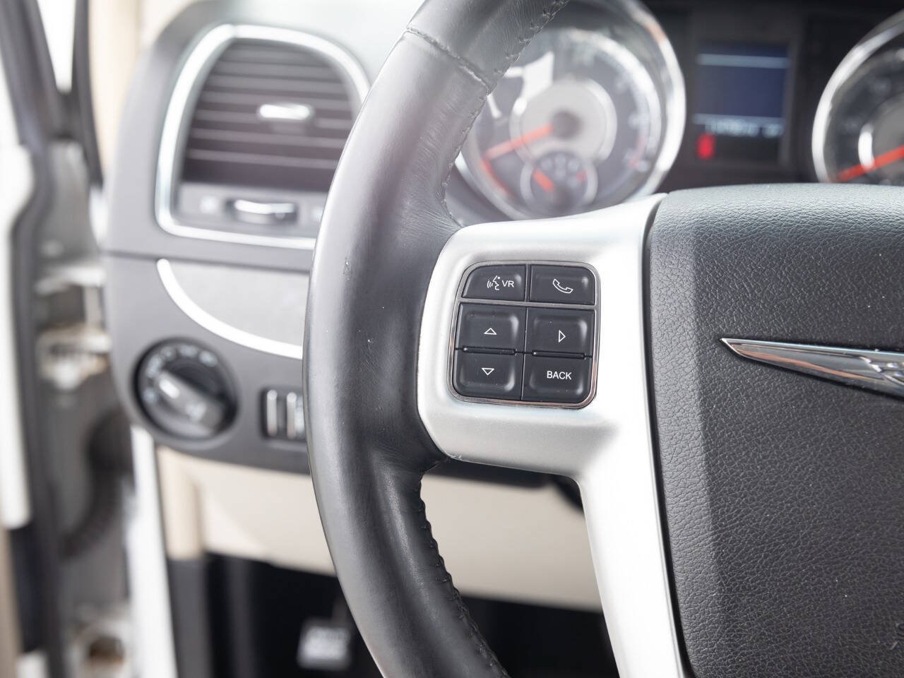 Used 2016 Chrysler Town & Country Touring FWD image 36