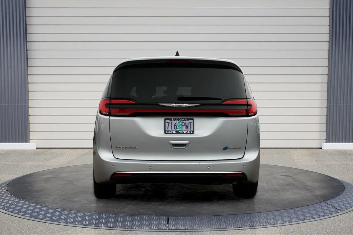Used 2024 Chrysler Pacifica Limited FWD image 6