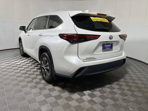 Used 2023 Toyota Highlander XLE AWD/4WD image 6