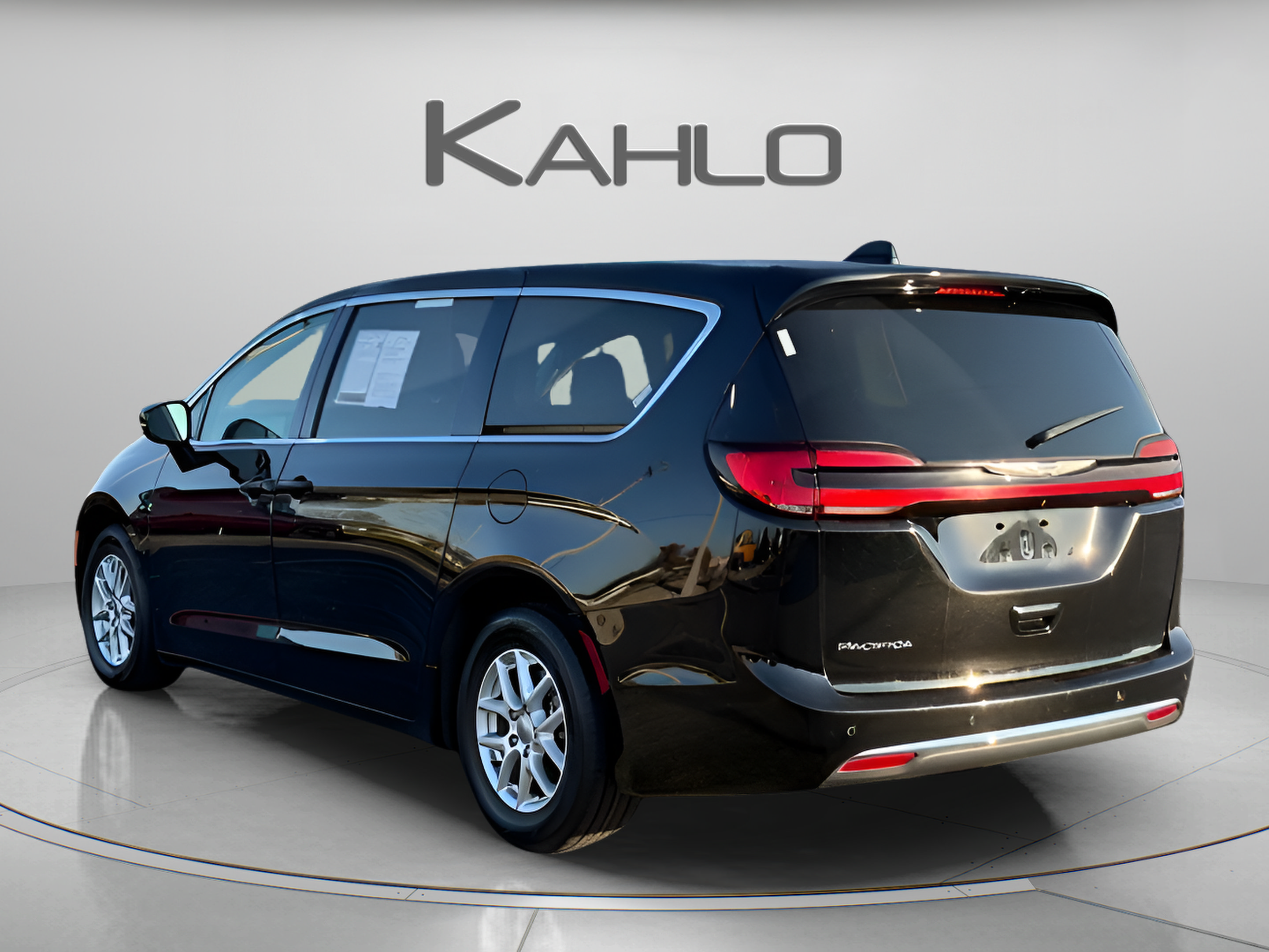 Used 2024 Chrysler Pacifica Touring-L FWD image 2