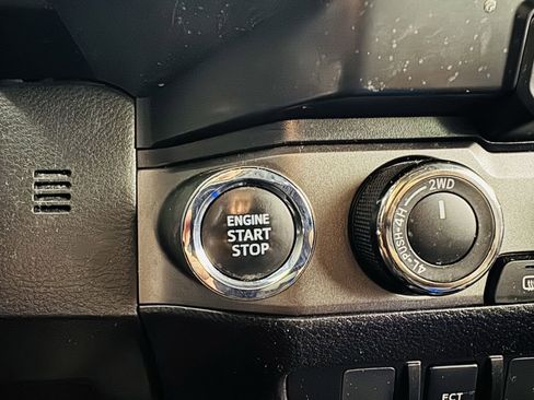 Used 2022 Toyota Tacoma TRD Off-Road AWD/4WD image 15
