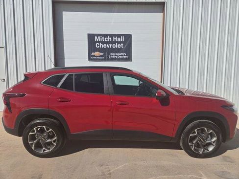 New 2026 Chevrolet Trax LT w/ LT Convenience Package FWD image 2