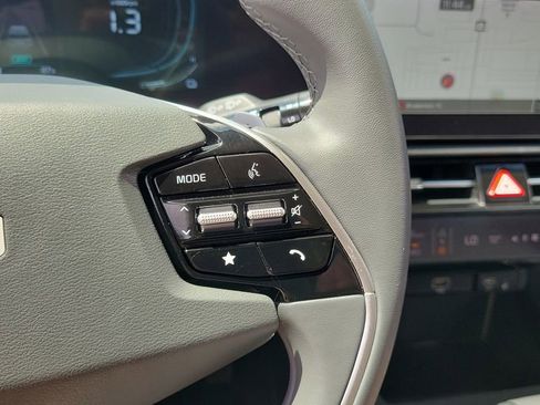 Used 2025 Kia Niro EX FWD image 28