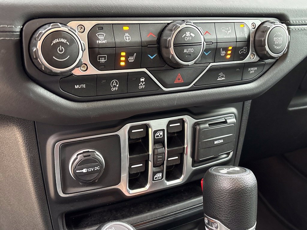 Used 2025 Jeep Wrangler Unlimited Sahara AWD/4WD image 25
