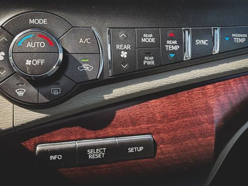 Used 2014 Toyota Sienna XLE FWD image 17