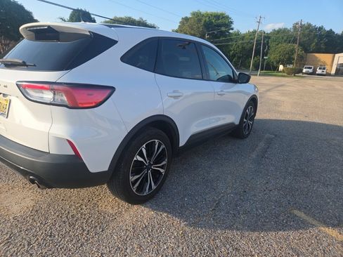 Used 2021 Ford Escape SE w/ SE Sport Appearance Package FWD image 11