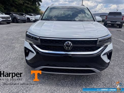 Used 2024 Volkswagen Taos SE w/ Panoramic Sunroof Package AWD/4WD image 8