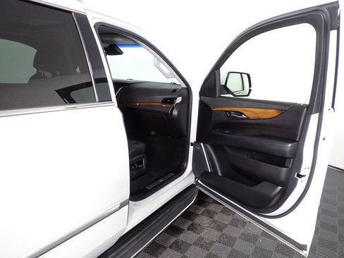 Used 2016 Cadillac Escalade Luxury image 40