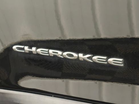 Used 2020 Jeep Cherokee Limited image 48