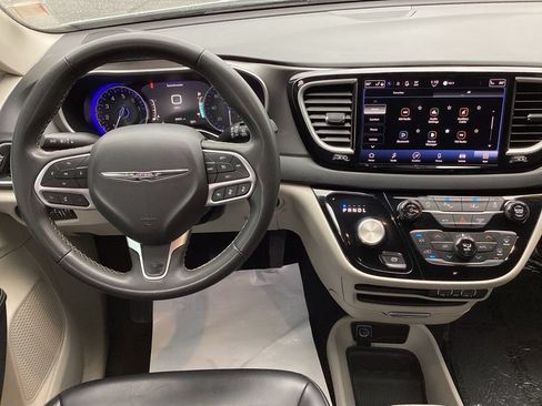 Used 2023 Chrysler Pacifica Touring-L FWD image 19