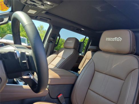 Used 2025 Chevrolet Suburban High Country AWD/4WD image 19