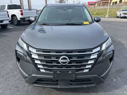 Used 2024 Nissan Rogue SV image 2