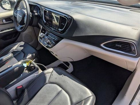Used 2023 Chrysler Pacifica Touring-L FWD image 20