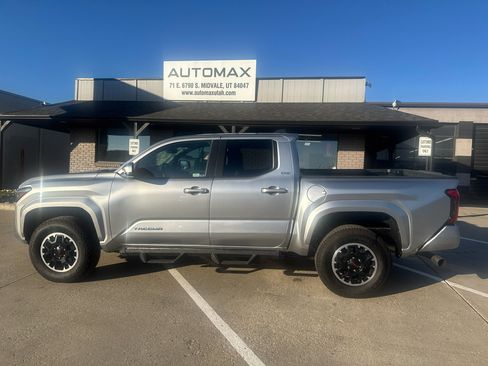 Used 2025 Toyota Tacoma SR5 image 9