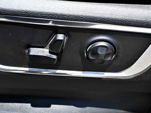 Used 2019 RAM 1500 Laramie AWD/4WD image 18