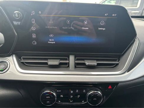 Used 2024 Chevrolet Trax LT w/ Sunroof Package image 21