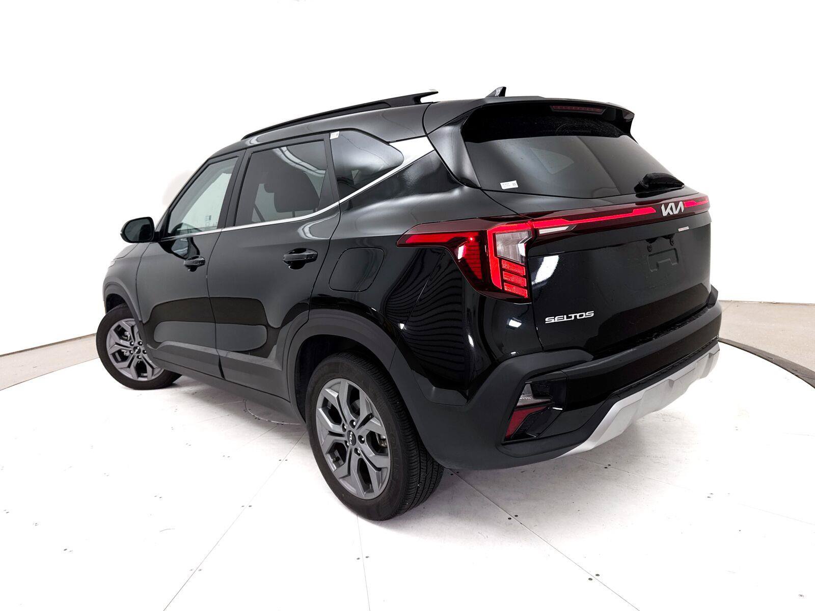 Used 2024 Kia Seltos S FWD image 2
