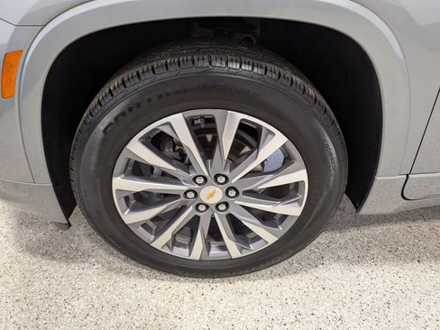 Used 2023 Chevrolet Traverse Premier FWD image 9